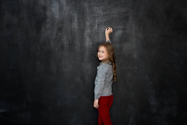 Linda Menina Escrevendo Algo Com Giz Quadro — Fotografia de Stock