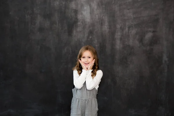 Chica Bonita Pie Sobre Fondo Negro Pizarra Sonriendo — Foto de Stock