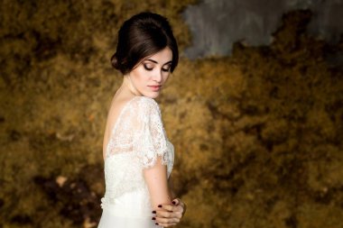 Beyaz elbiseli güzel genç gelin