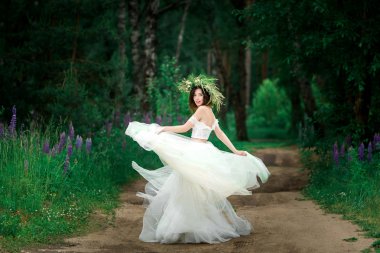 Gelin düğün elbisesini dönüyor.