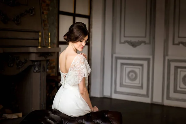 白いドレスで美しい若い花嫁 — ストック写真