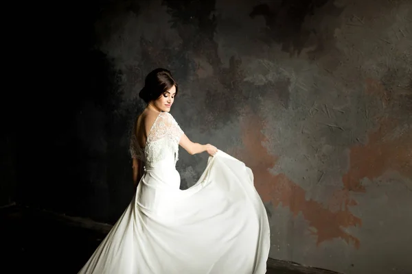 Krásná Mladá Nevěsta Bílých Šatech — Stock fotografie