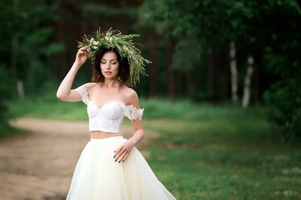 Schöne Braut Einem Weißen Kleid Mit Einem Blumenkranz — Stockfoto