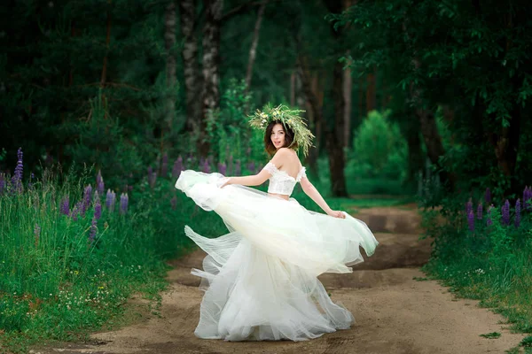 Gelin düğün elbisesini dönüyor.