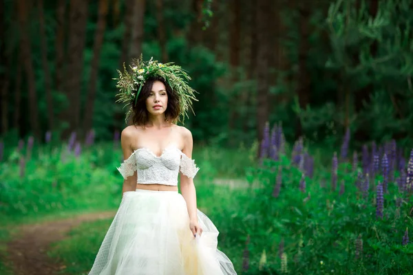 Retrato Uma Noiva Bonita Vestido Branco Uma Grinalda Flores Floresta — Fotografia de Stock