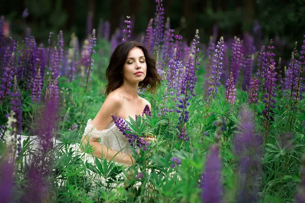 Bella Ragazza Abito Bianco Campo Lupino — Foto Stock