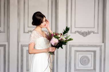 Güzel genç gelin buketi ile poz