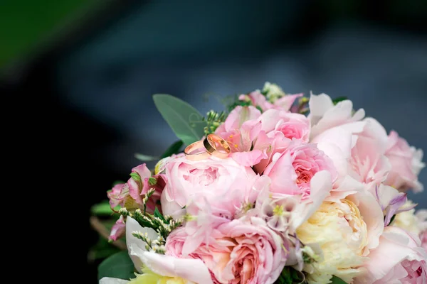 Nahaufnahme Des Hochzeitsstraußes Mit Weißen Und Rosa Blumen — Stockfoto