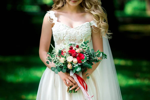 Jovem Noiva Bonita Com Buquê Nas Mãos — Fotografia de Stock