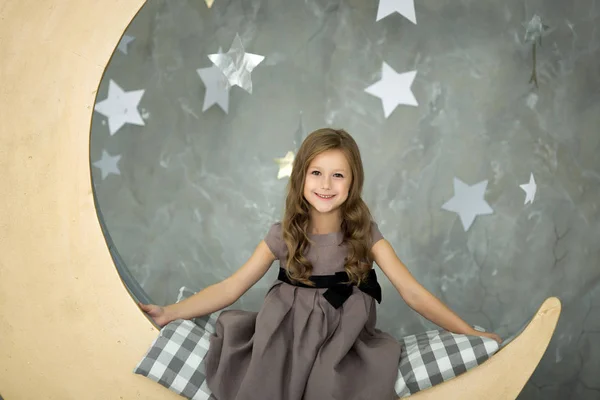 Маленька Дівчинка Сірій Сукні Сидить Великому Місяці — стокове фото