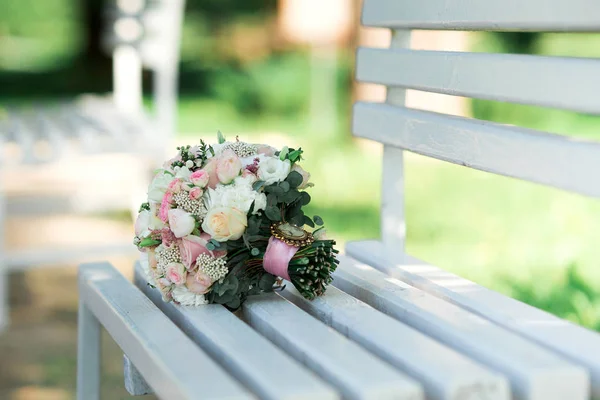 Крупним Планом Весільний Букет Лавці Білими Рожевими Квітами — стокове фото