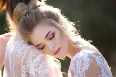 Beyaz elbiseli güzel gelin. Gelin ormanda yürüyor