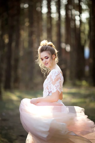 Beyaz Elbiseli Güzel Gelin Gelin Ormanda Yürüyor — Stok fotoğraf