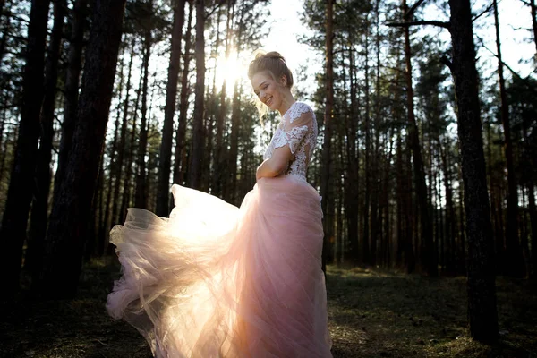 Bela Noiva Vestido Branco Noiva Está Andando Floresta — Fotografia de Stock