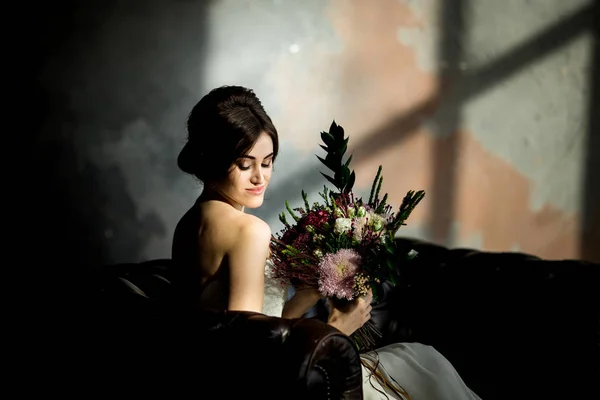 花束でポーズ美しい若い花嫁 — ストック写真