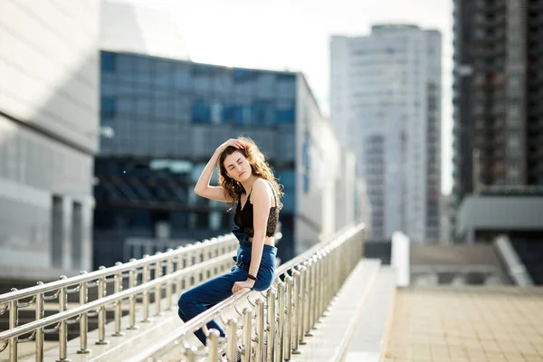 Junge Schöne Stilvolle Frau Posiert Auf Der Straße — Stockfoto