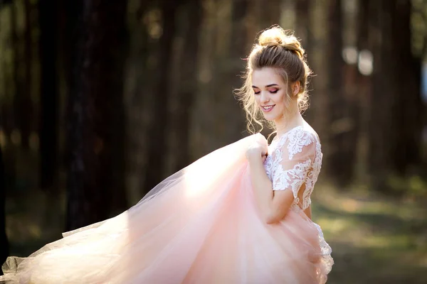 Bela Noiva Vestido Branco Noiva Está Andando Floresta — Fotografia de Stock