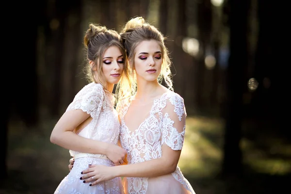 Duas Belas Noivas Juntas Posando Floresta — Fotografia de Stock