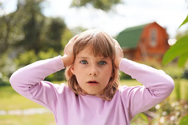 Schöne Mädchen im Freien — Stockfoto