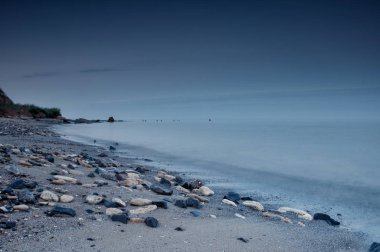 kayalık sahil ile sakin deniz manzarası