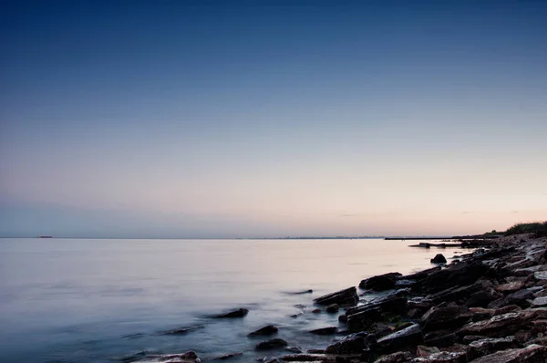 Mar calmo no crepúsculo — Fotografia de Stock