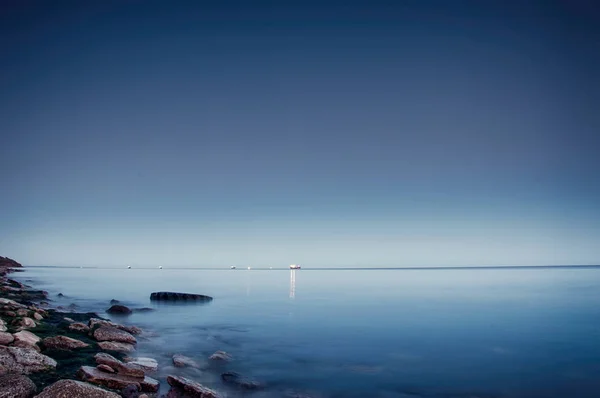 Bela paisagem marinha no crepúsculo — Fotografia de Stock