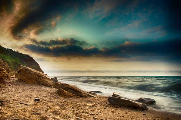 Calmo paesaggio marino con costa rocciosa — Foto Stock