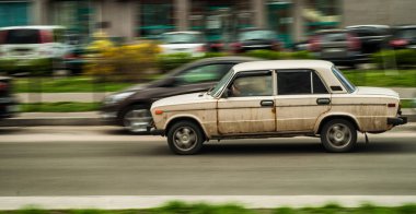 eski kirli beyaz araba bulanık yol arka plan fotoğrafı