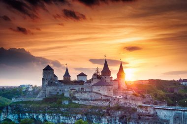 Kamyanets-Podilskiy kalede günbatımı zamanı, Ukrayna