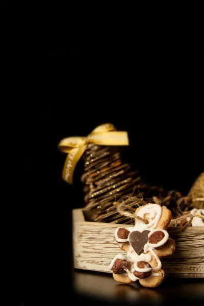 Soubory cookie, šiška a lepenkové ručně vyráběné vánoční stromeček izolovat — Stock fotografie