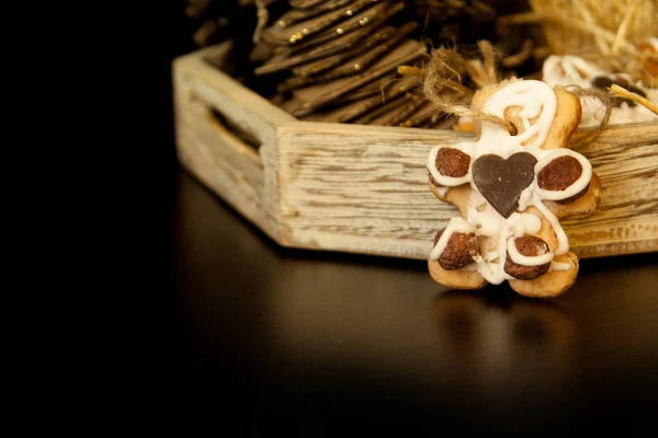 Galleta de Navidad hecha a mano estrella, conos de pino y especias en ba oscuro —  Fotos de Stock