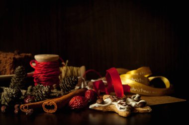 Koyu arka plan olarak el yapımı yılbaşı süsleri