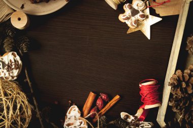 Koyu arka plan olarak el yapımı yılbaşı süsleri