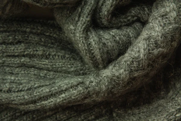 Gris fil tricoté roulé dans le fond de la balle — Photo