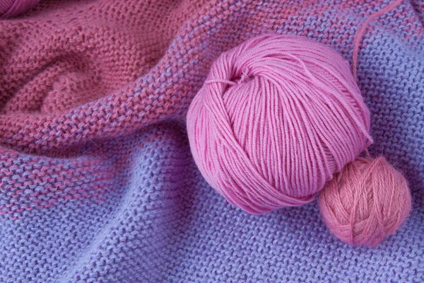 Knitting yarn rolled into ball on a knitted background. — Stock Photo, Image