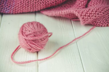 İplik örgü Beyaz ahşap zemin üzerinde topu yuvarlandı. 