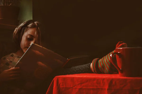 Mała dziewczynka czyta książkę.. — Zdjęcie stockowe