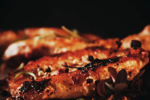 Carne grelhada com pimenta e alecrim — Fotografia de Stock