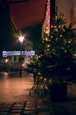 Görünüm Noel için dekore edilmiş eski sokakta Krakow