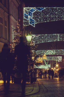 Görünüm Noel için dekore edilmiş eski sokakta Krakow