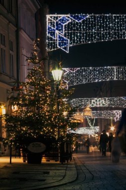 Görünüm Noel için dekore edilmiş eski sokakta Krakow