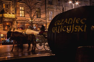  Gece görünümü süslü atlar ve taşıma 