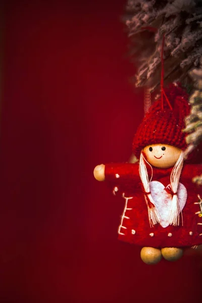 Kırmızı zemin üzerine Noel ağacı süsle — Stok fotoğraf