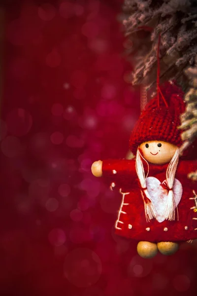 Kerstboom decoratie op de rode achtergrond — Stockfoto