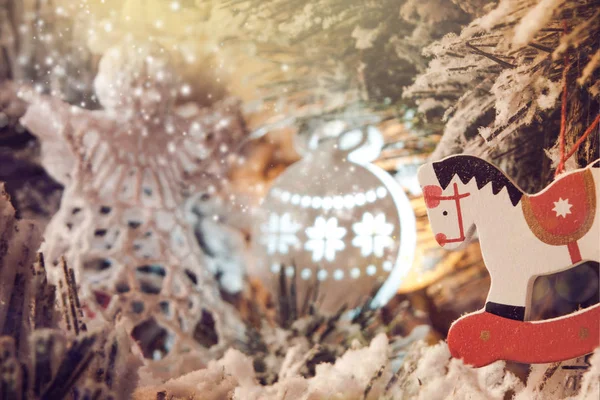 Juguete vintage caballo de madera en un árbol de Navidad —  Fotos de Stock