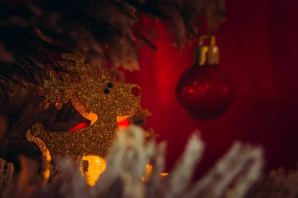 圣诞树装饰。金色的驯鹿 — 图库照片