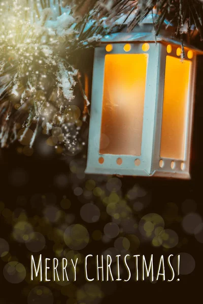 Свет рождественской ёлки на тёмном фоне — стоковое фото