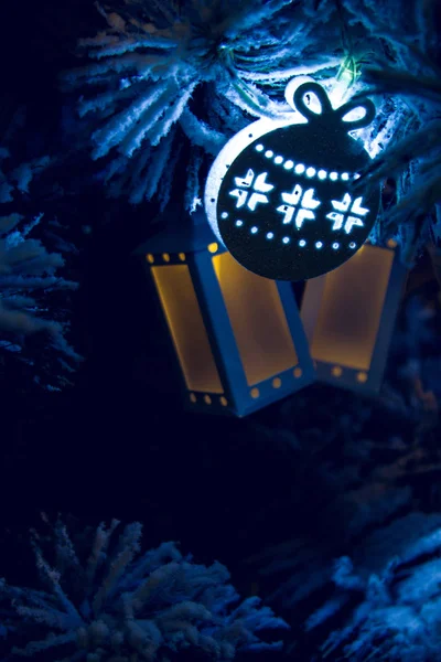 Χριστουγεννιάτικο δέντρο διακοσμήσεις για το σκοτεινό φόντο — Φωτογραφία Αρχείου