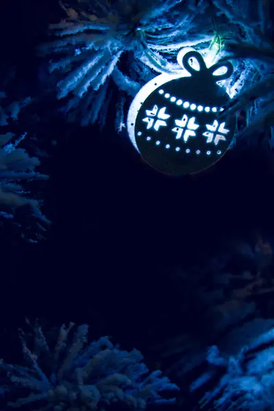 Decorações de árvore de Natal no fundo escuro — Fotografia de Stock