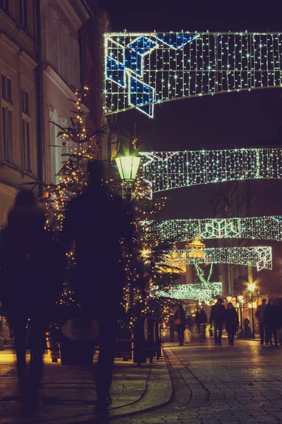 Vista de la decorada calle vieja de Navidad en Cracovia —  Fotos de Stock